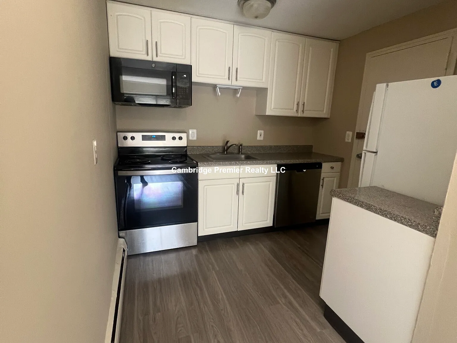 2 bed, 800 sqft, $3,200 — Photo 2