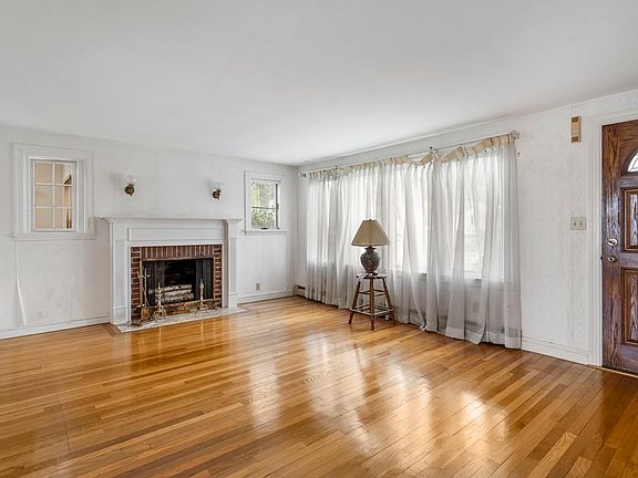 4th image of 78 Oak St
