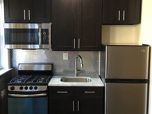 5th image of 2305 29th St #2E