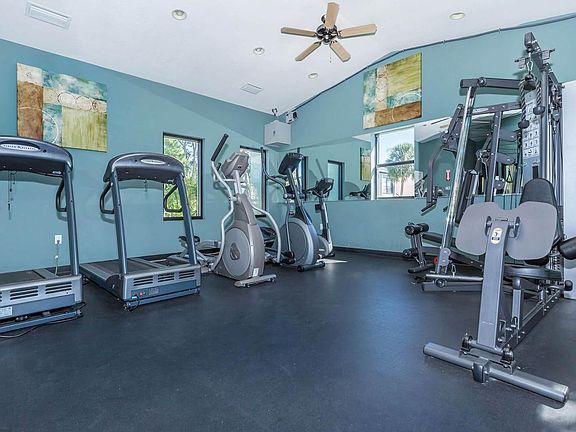 3rd image of 310 Glades Cir