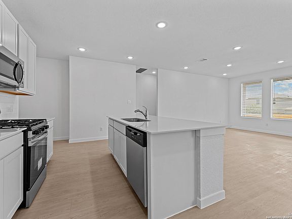 3rd image of 724 Horsetail Ln