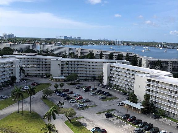 3rd image of 18011 Biscayne Blvd APT 1405