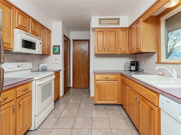 5th image of 4177 E Pine Ave