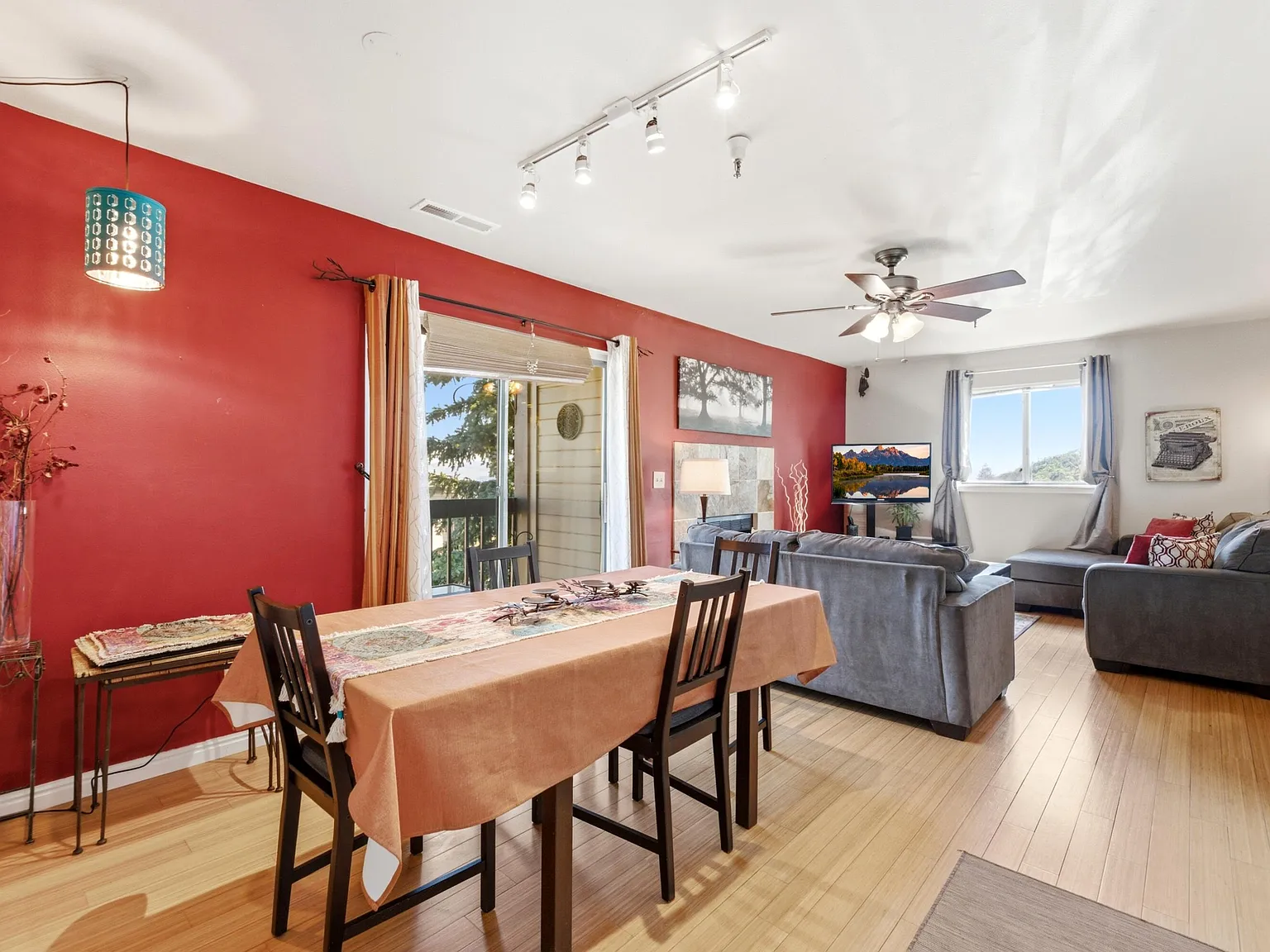 2 bed, 910 sqft, $2,700 — Photo 3