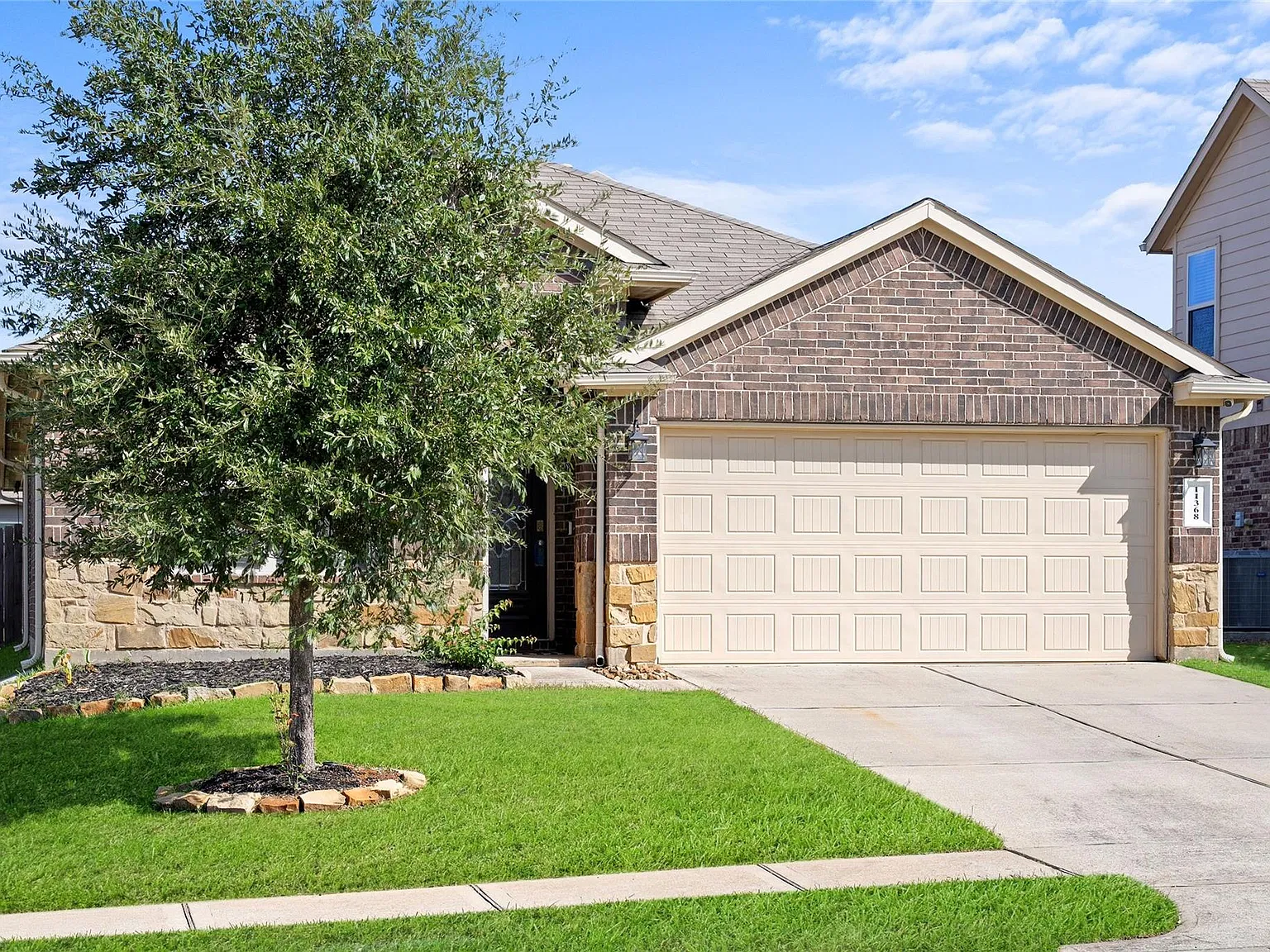 4 bed, 2.0 bath, 1885 sqft, $2,600 — Photo 3