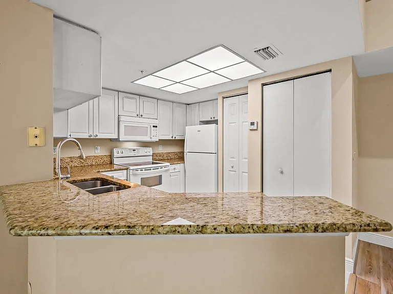 1100 Crestwood Ct S #S-1109 — Photo 10