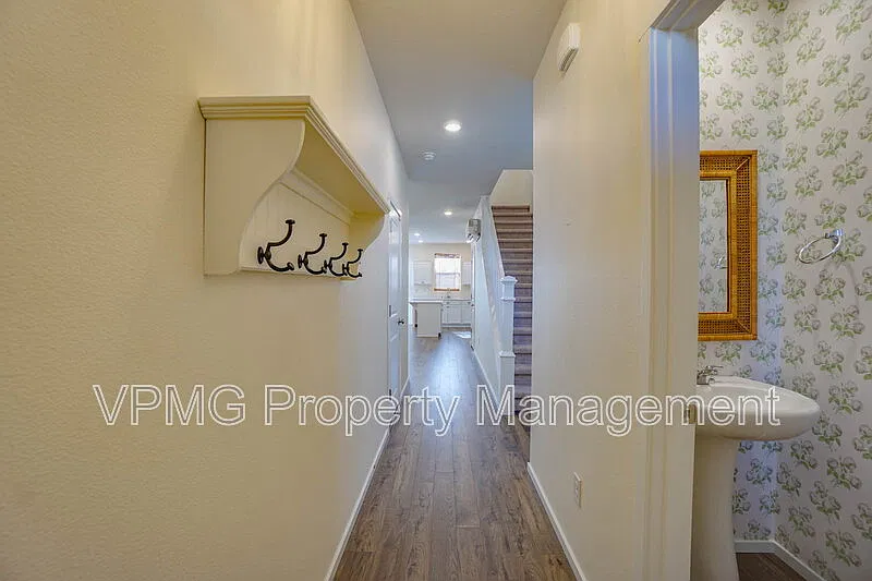 3 bed, 2.5 bath, 1492 sqft, $2,495 — Photo 4