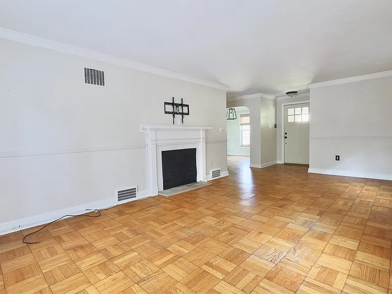 633 Crystal Dr — Photo 4