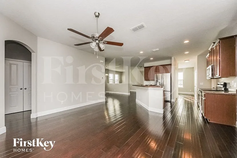 4 bed, 3.0 bath, 2171 sqft, $2,470 — Photo 3