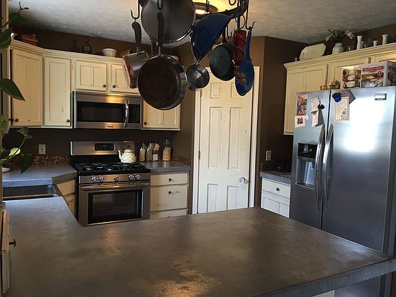 3rd image of 128 Lindsay Ct