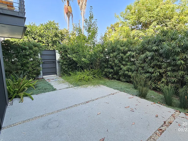 2011 Barry Ave — Photo 3