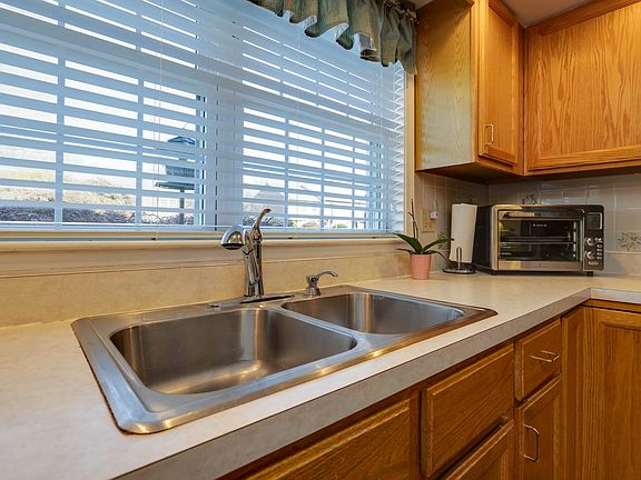 5th image of 308 Emerald Dr