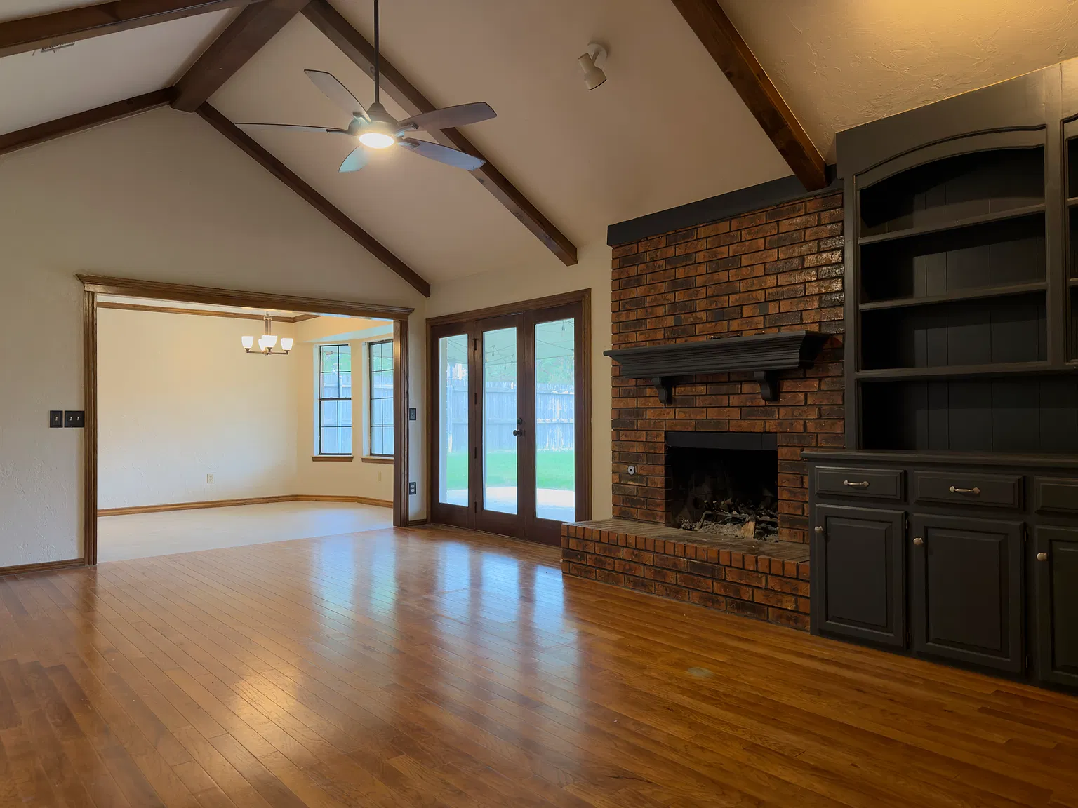 4 bed, 2.5 bath, 2138 sqft, $1,975 — Photo 2