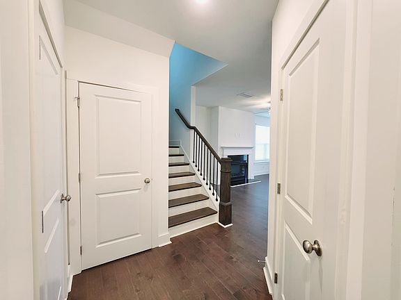 Hallway (left door: garage, left door2: closet, right door: bathroom)