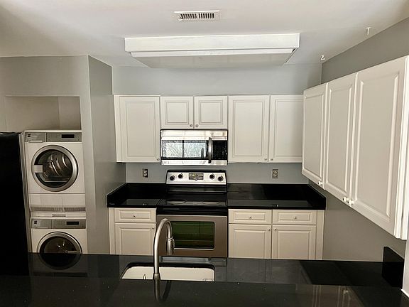 4th image of 3043 Hawthorne Dr NE