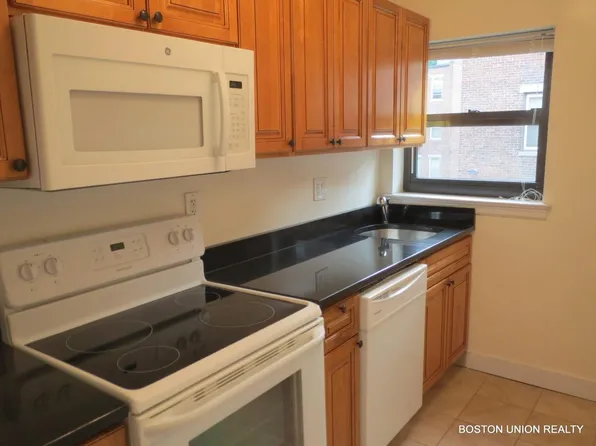 128 Longwood Ave APT 1, Brookline, MA 02446