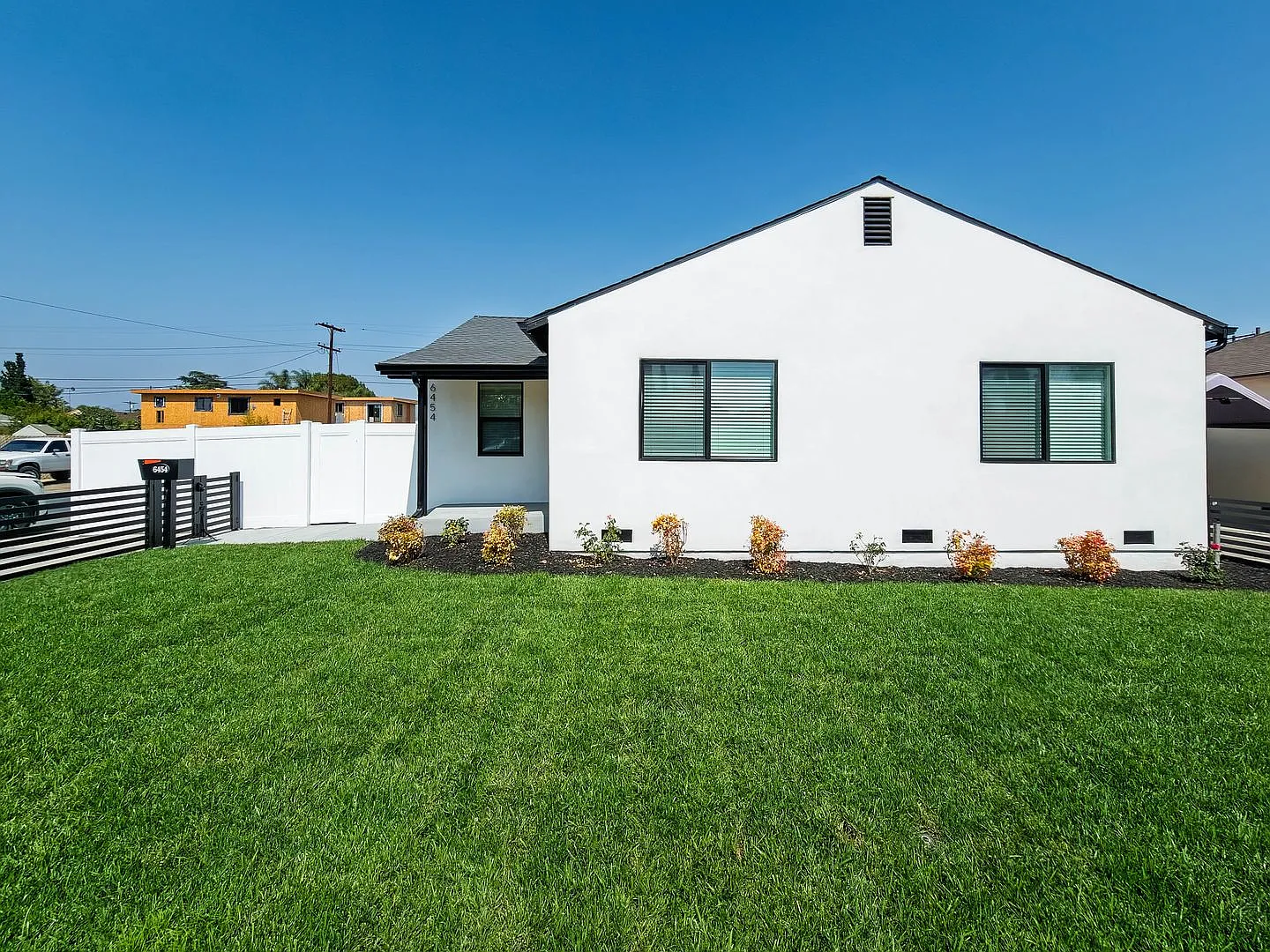Tastefully Remodeled 4BR Home in North Hollywood! — Photo 2