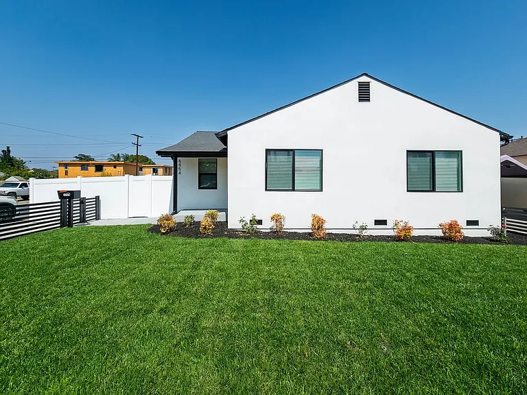 6454 Gentry Ave — Photo 2
