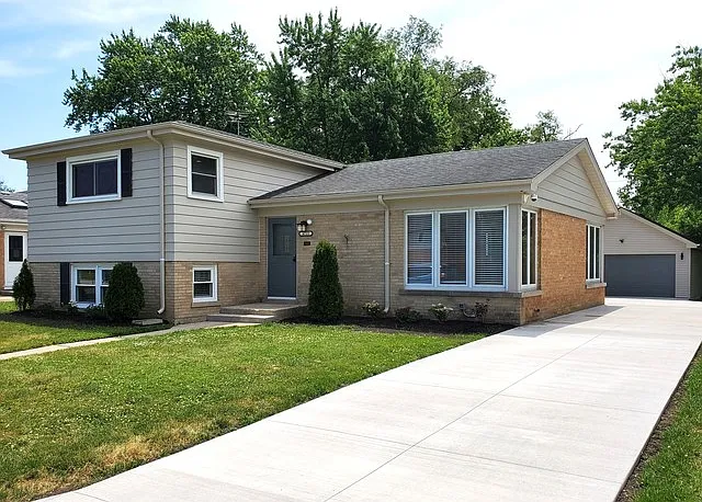 4715 W Lake Ave — Photo 1