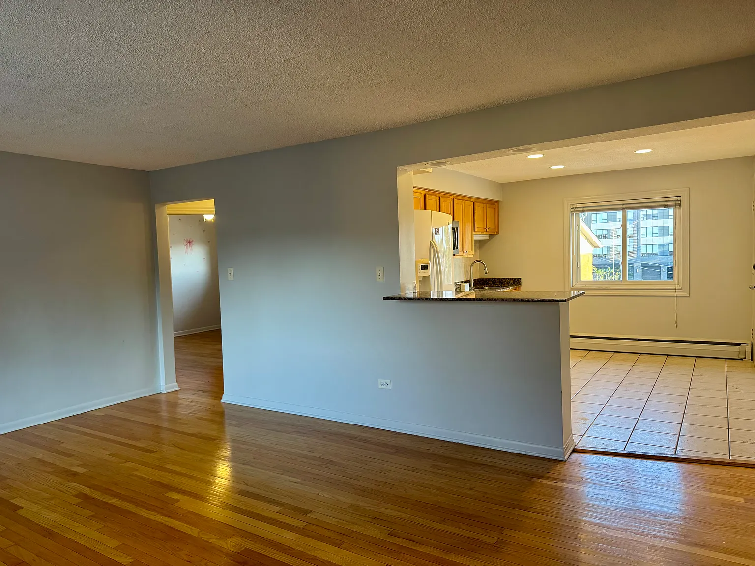 2 bed, 1000 sqft, $1,700 — Photo 2
