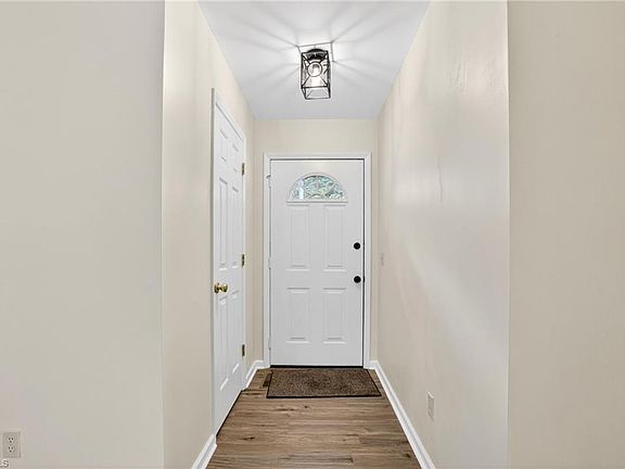 5th image of 2387 Woodridge Dr