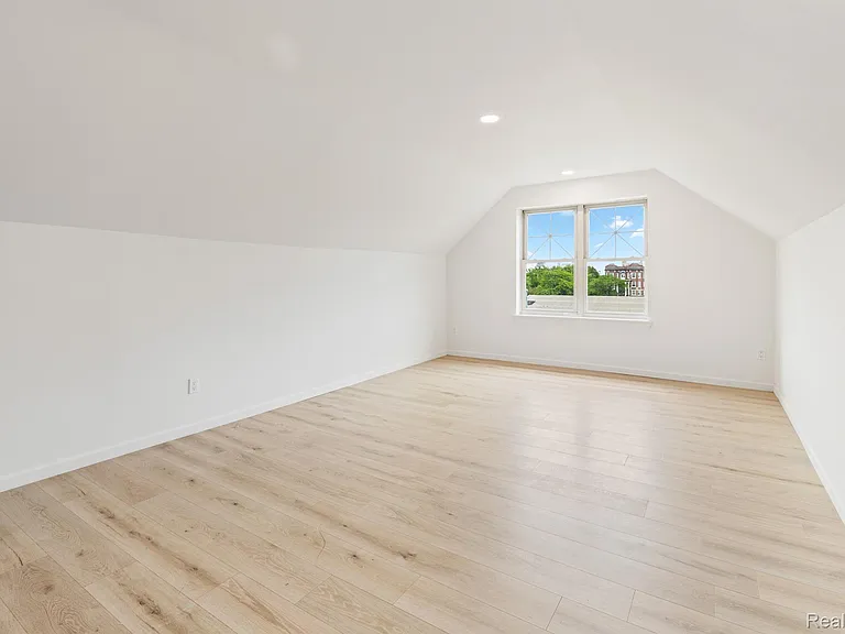 314 Hendrie St — Photo 11
