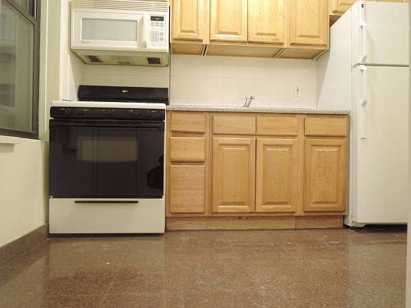 2nd image of 2563 42nd St APT 2