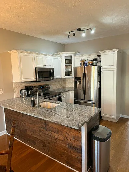 3 bed, 2.5 bath, 1450 sqft, $2,400 — Photo 3