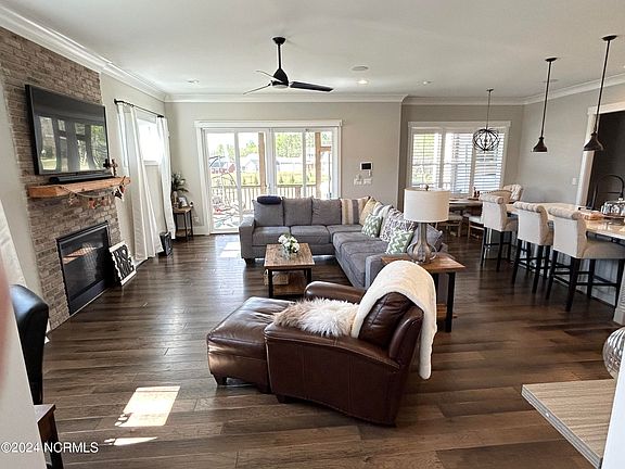 3rd image of 356 Allesandra Drive