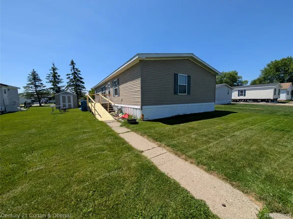 29319 Maple Dr, Flat Rock, MI 48134