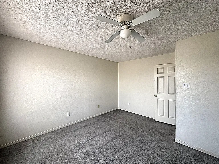 1307 Monroe Loop #D — Photo 2