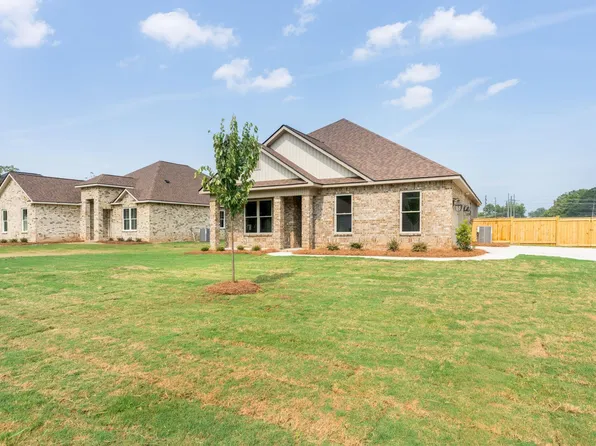 2 Pleasant Oaks Dr, Perry, GA 31069