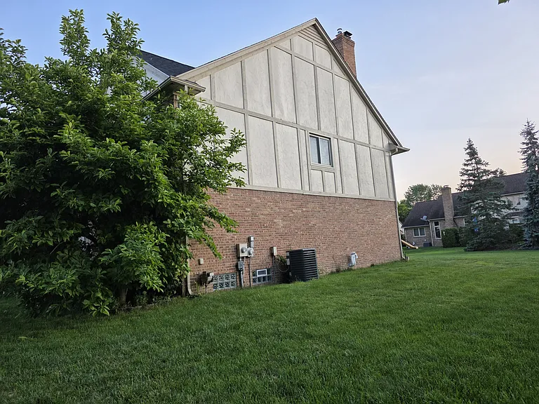1152 Congress Dr — Photo 2