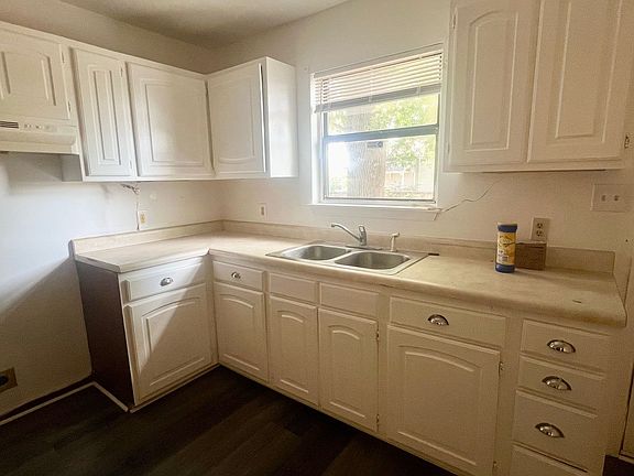 3rd image of 1306 Queen Ann St