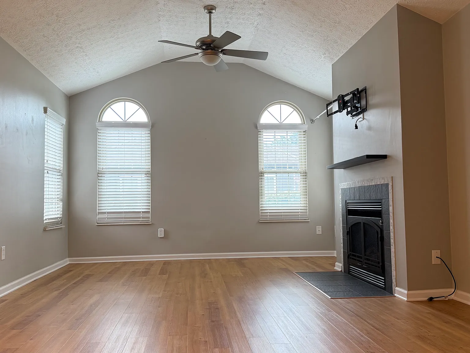 2 bed, 1.5 bath, 1051 sqft, $1,800 — Photo 2