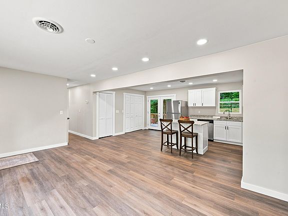 3rd image of 121 Eauclair St