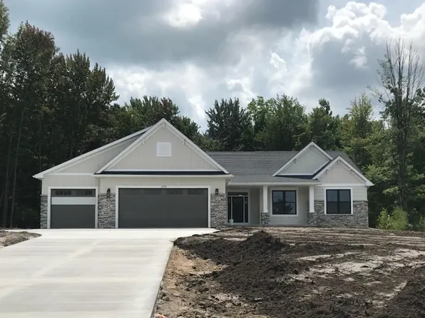3072 Hidden Meadows Dr, Midland, MI 48642