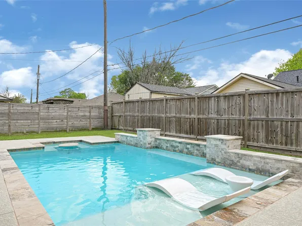 818 James St, Deer Park, TX 77536