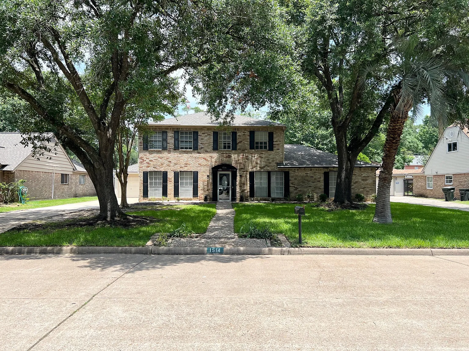 4 bed, 2.5 bath, 2516 sqft, $1,999 — Photo 1