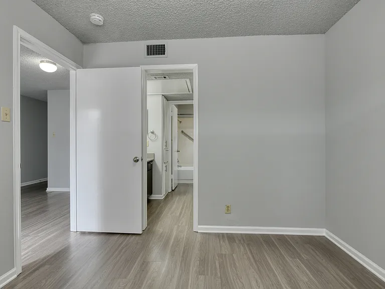 Army Boulevard Garden Apartments — Photo 4