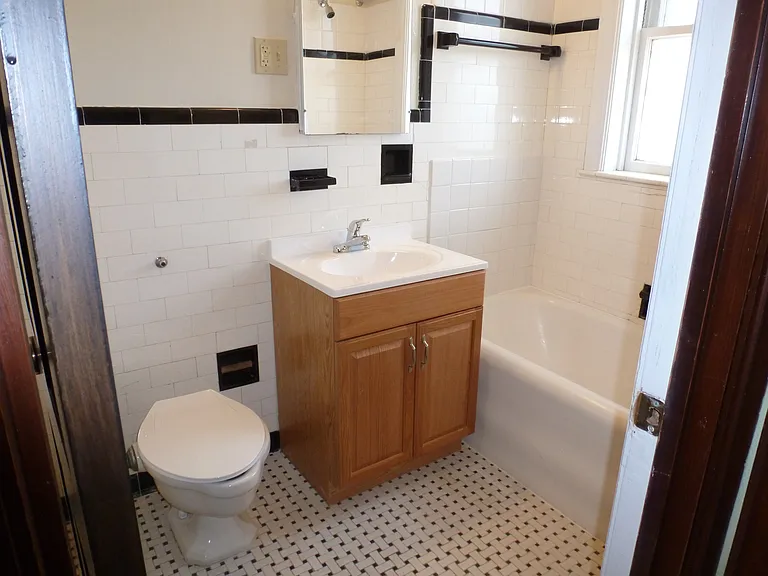 1042 McCausland Ave — Photo 6