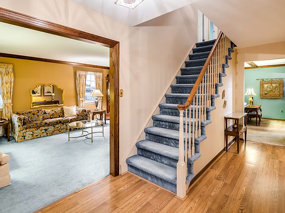 3rd image of 9 Marni Ct