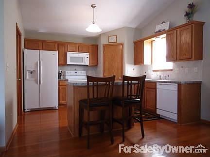Kitchen : Large pantry, kitchen island with eating area, hardwood floors