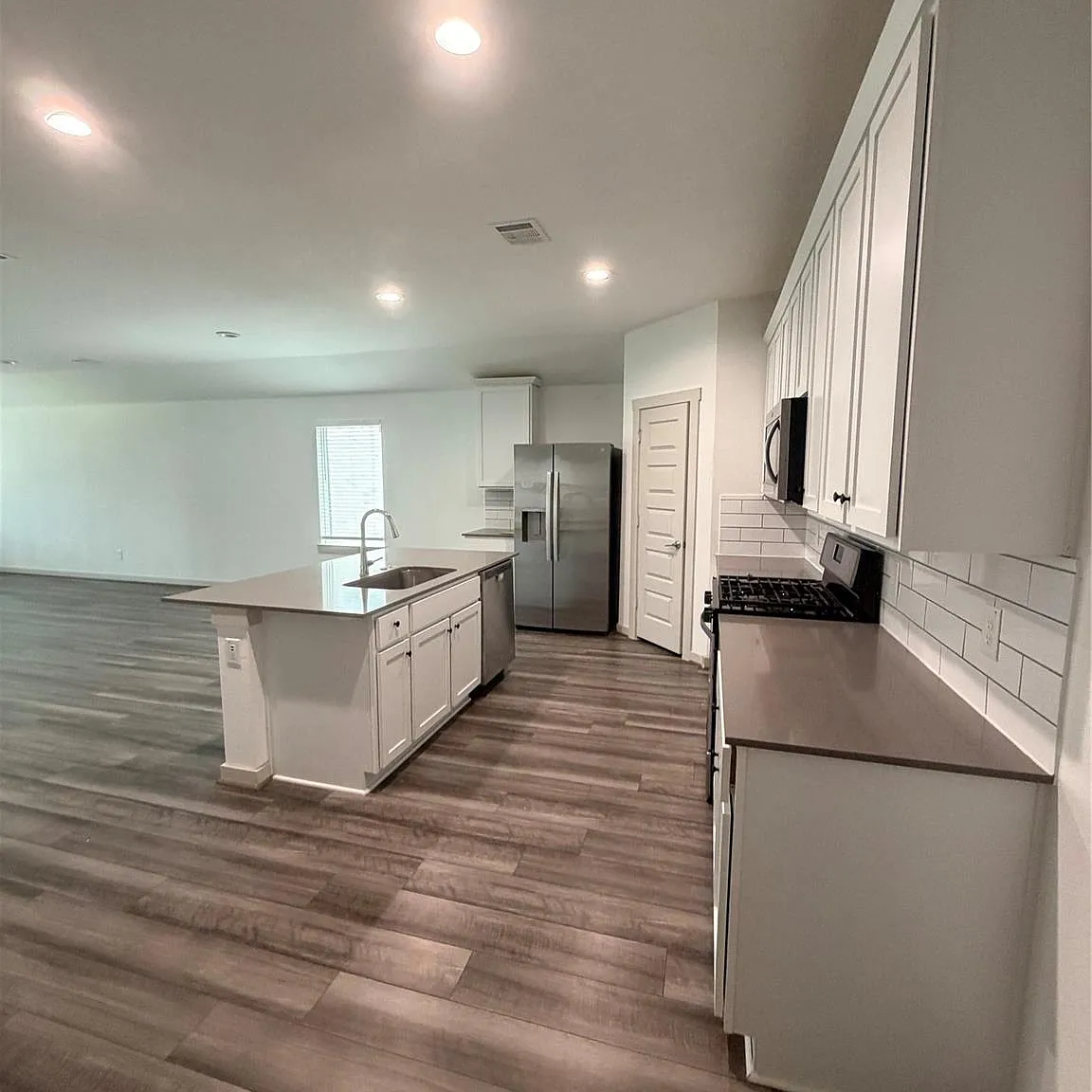 4 bed, 2.0 bath, 1780 sqft, $2,400 — Photo 3