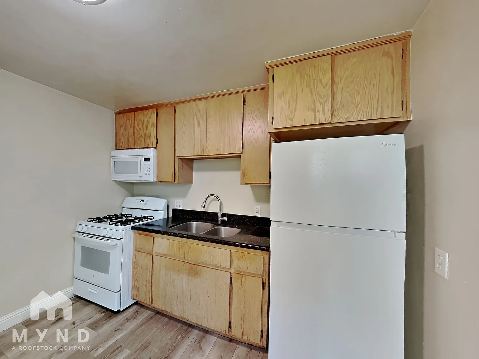 2 bed, 1.0 bath, 702 sqft, $1,625 — Photo 2