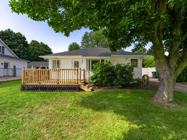 747 Chippewa St, Buchanan, MI 49107