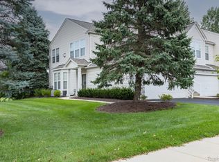 566 Dockside Cir, Holly, MI 48442