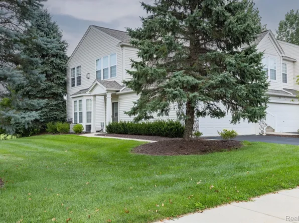 566 Dockside Cir, Holly, MI 48442