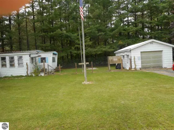974 Parkway Rd, Tawas City, MI 48763