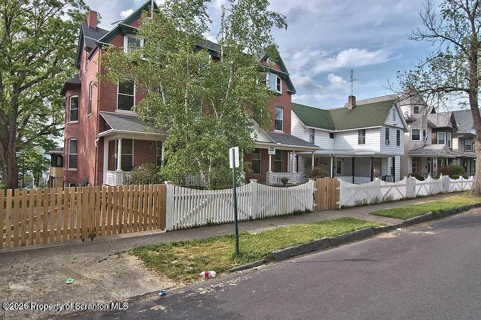 2 bed, 1.0 bath, 800 sqft, $1,250 — Photo 3